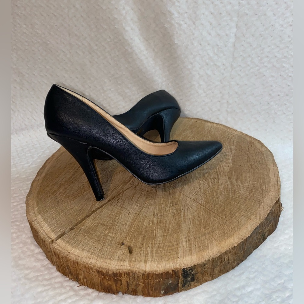 Black 4” Point-toe Stilleto Heels Size 6. Excellent condition!
